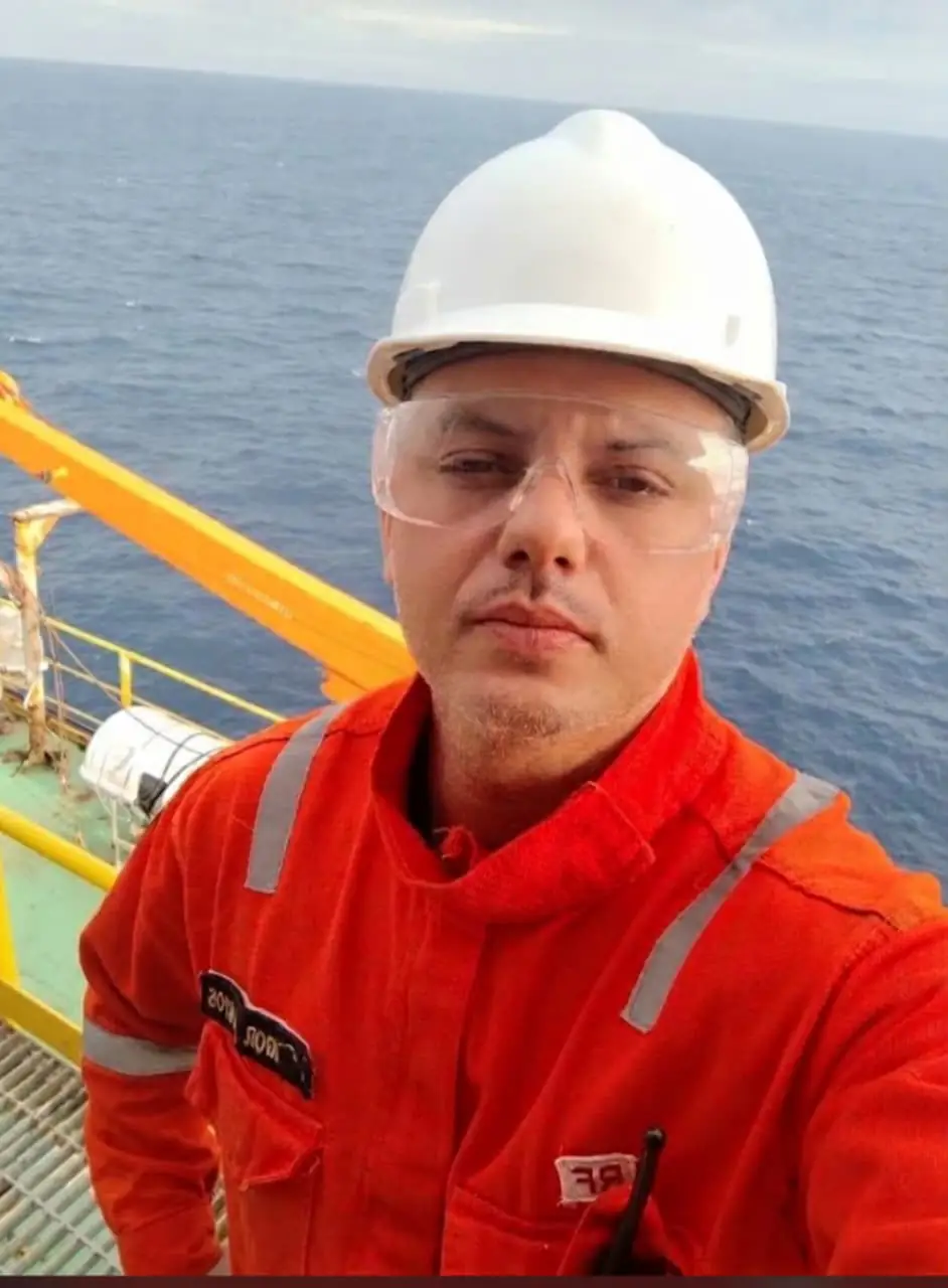 Igor Santos, ex-aluno da Vulcan Offshore, em uma plataforma offshore